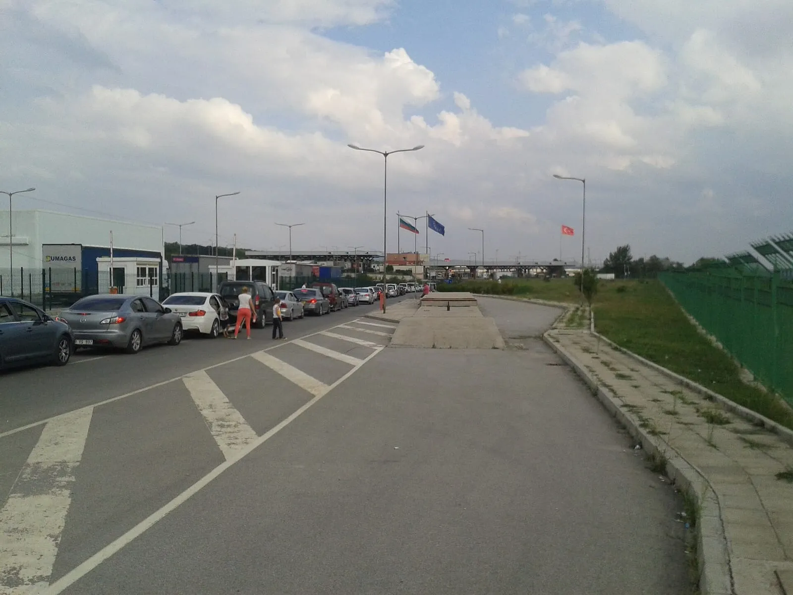 Hamzabeyli Sınır Kapısı’na giden yol ve kapı binaları