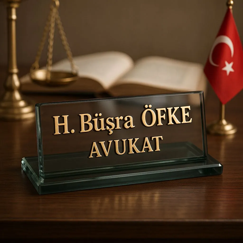 لوحة اسم على مكتب مكتوب عليها «H. Büşra Öfke, Avukat»