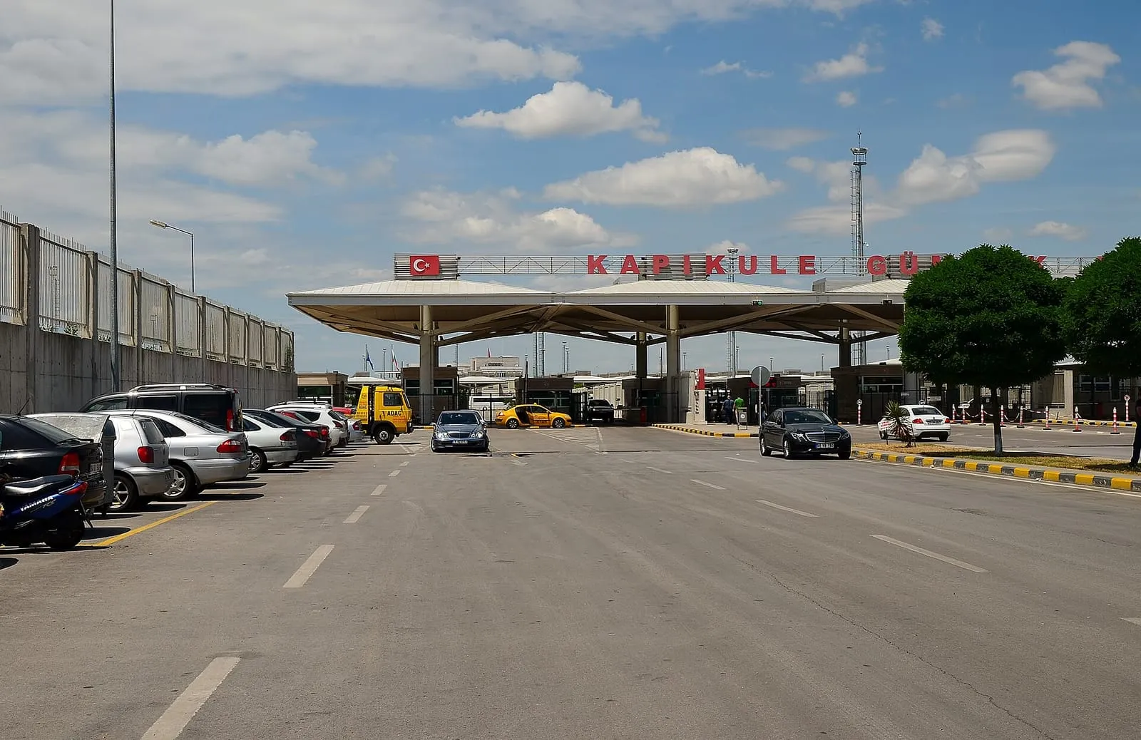 Kapıkule Sınır Kapısı’nda gümrük kanopisi ve sırada bekleyen araçlar